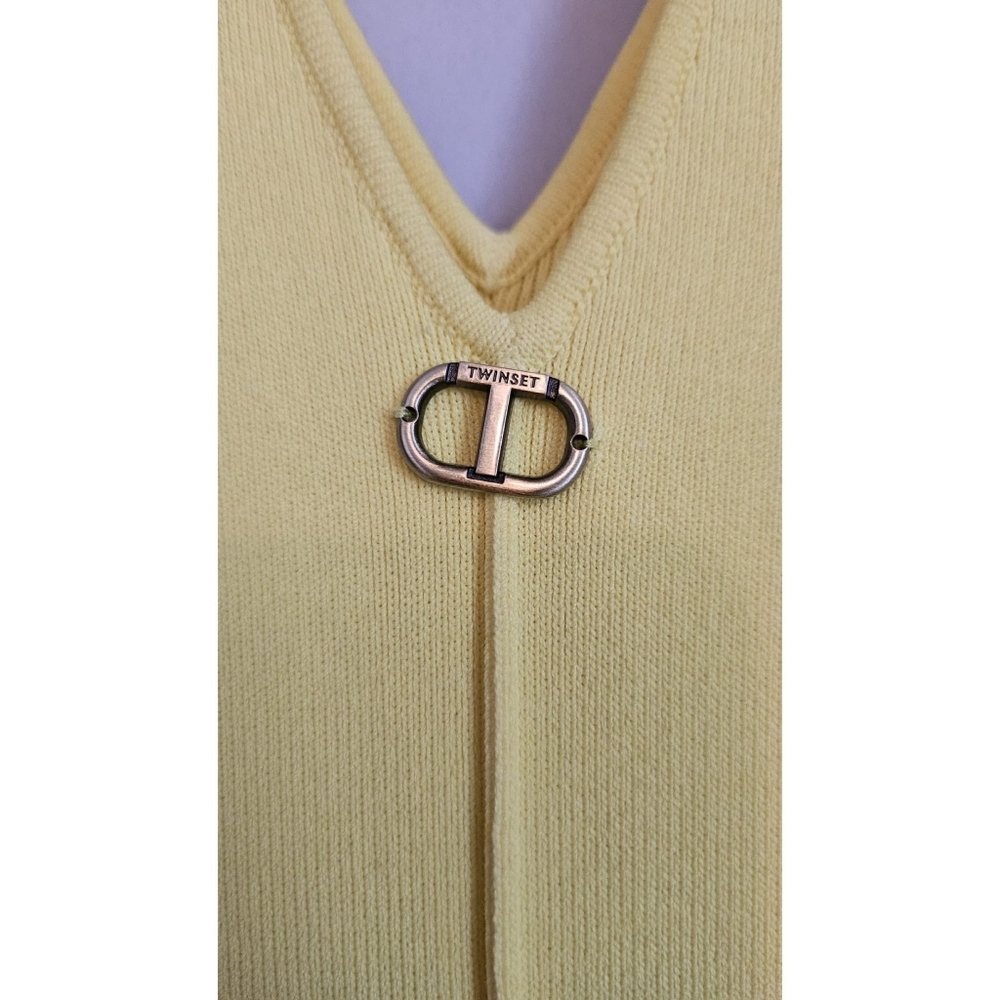 Twin-Set Pale Yellow V-Neck Sweater with Gold Logo Accent - Picture 3 of 3